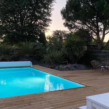Vakantiehuis Charming Air-conditioned House With Private Pool